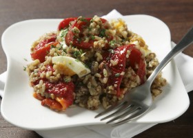 Ensalada de pimientos, arroz integral con quinoa y anchoa