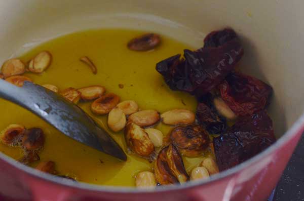 paso 2 receta ingrediente 4 dientes de ajo, 10 almendras, 2 pimientos choriceros, aceite de oliva