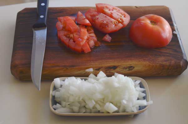 paso 4 receta ingrediente 1 cebolla, 2 tomates maduros