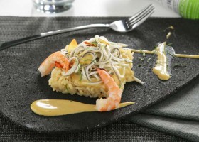 Arroz con mahonesa de soja y gulas salteadas