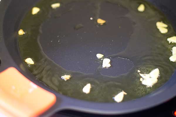 paso 2 receta ingrediente 2 dientes de ajo, aceite de oliva
