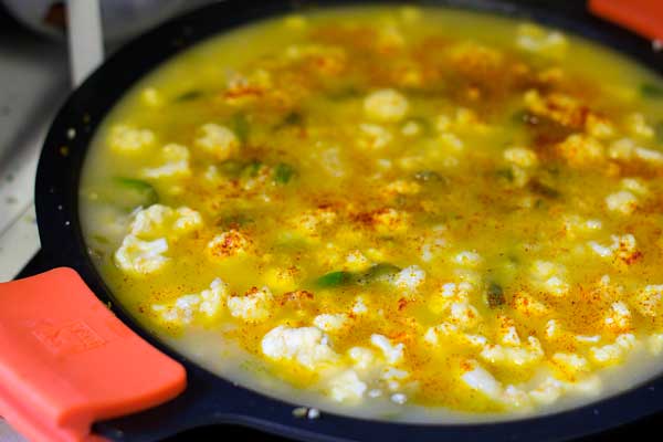 paso 7 receta ingrediente 1 lt de caldo de pescado, colorante para arroces con azafrán, sal