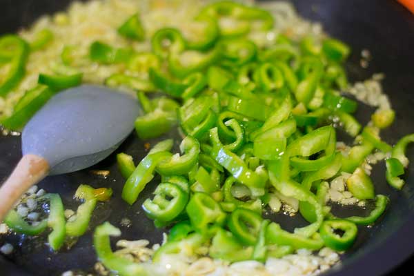 paso 3 receta ingrediente 1 cebolla, 2 pimientos para freír