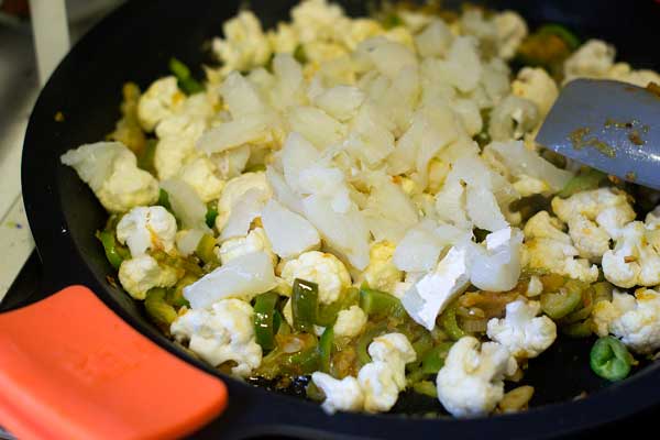 paso 5 receta ingrediente ¼ de coliflor desramada, 300 g de migas de bacalao