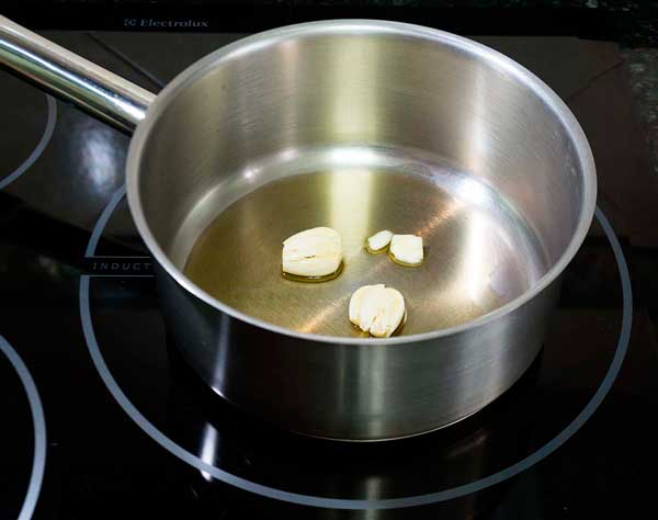 paso 2 receta ingrediente Aceite de oliva, 3 dientes de ajo