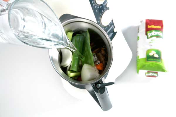 paso 3 receta ingrediente 1 zanahoria, ¼ de cebolla, verde de puerro, 1 rama de apio, 1 lt de agua