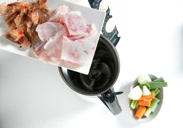 paso 2 receta ingrediente 600 g de huesos de rape o espinas de pescado, peladuras de 130 g de gambas
