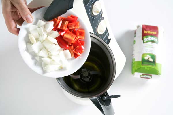 paso 5 receta ingrediente 140 g de cebolla, 100 g de pimiento, 2 dientes de ajo