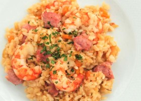 Arroz con salchichas y gambas