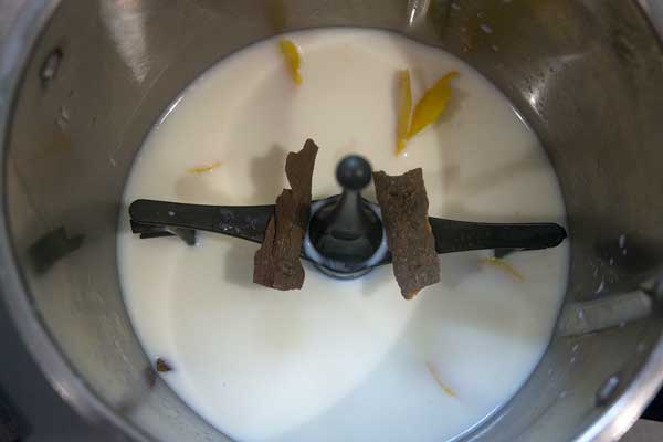 paso 2 receta ingrediente 650 ml de leche, 1ó 2 ramas de canela, piel de 1 limón