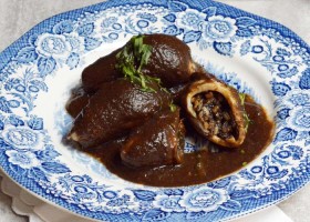 Chipirones rellenos de arroz negro