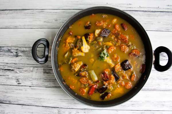 paso 7 receta ingrediente 1250 ml de caldo de verduras, ½ cucharadita colorante para paella, sal