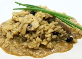 Risotto de hongos Portobello y ajo negro