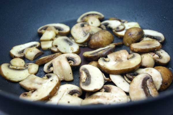 paso 2 receta ingrediente 125 g de hongos Portobello, ½ cucharadita de pimienta negra, ½ cucharadita de sal