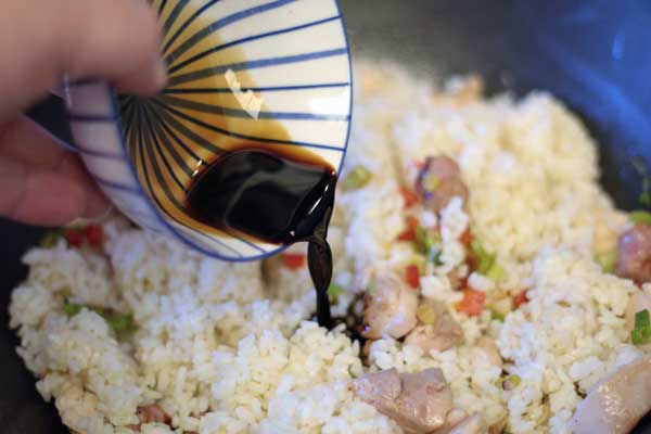 paso 7 receta ingrediente 1 cucharada de aceite de sésamo, 100 ml de salsa de soja