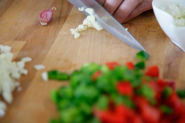 paso 4 receta ingrediente 3 ajos, 1 cebolla, 1 pimiento verde, 1 pimiento rojo, 1 puerro
