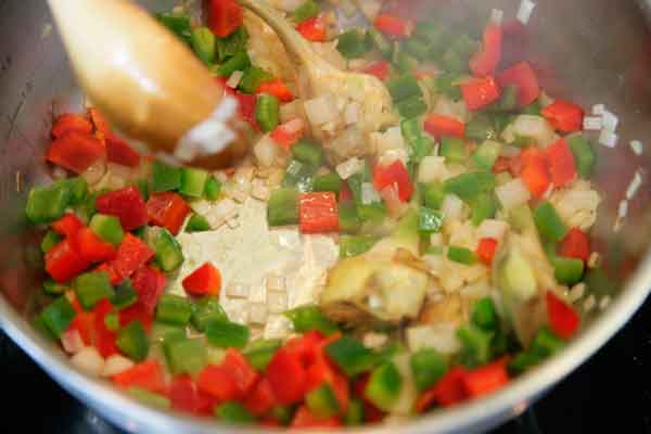 paso 6 receta ingrediente 3 ajos, 1 cebolla, 1 pimiento verde, 1 pimiento rojo, 1 puerro, 2 alcachofas