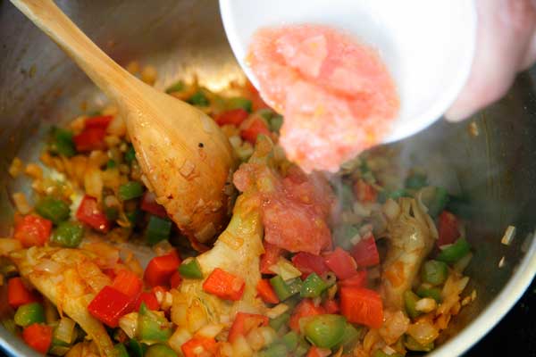 paso 7 receta ingrediente Hebras de azafrán, 1 cucharadita de pimentón, 1 tomate rallado
