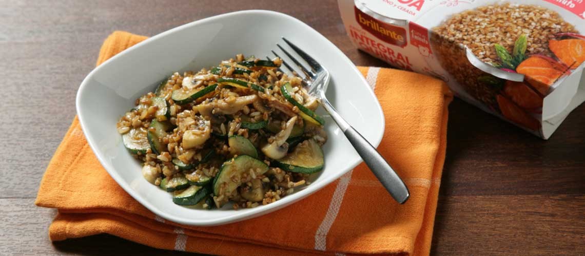 Receta de salteado de arroz integral con quinoa, champiñón y calabacín
