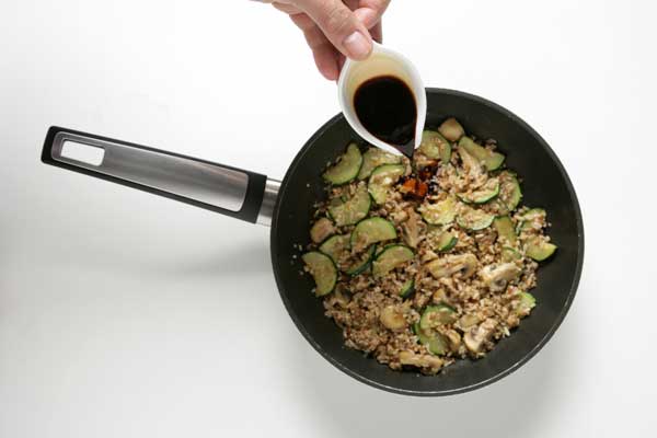 paso 4 receta ingrediente 1 vasito de brillante integral arroz con quinoa, 1/2 cucharadas de salsa de soja, sal