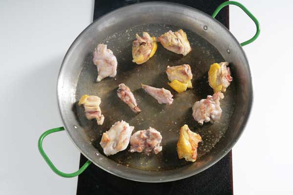 paso 2 receta ingrediente 360 g de conejo, 480 g de pollo del corral